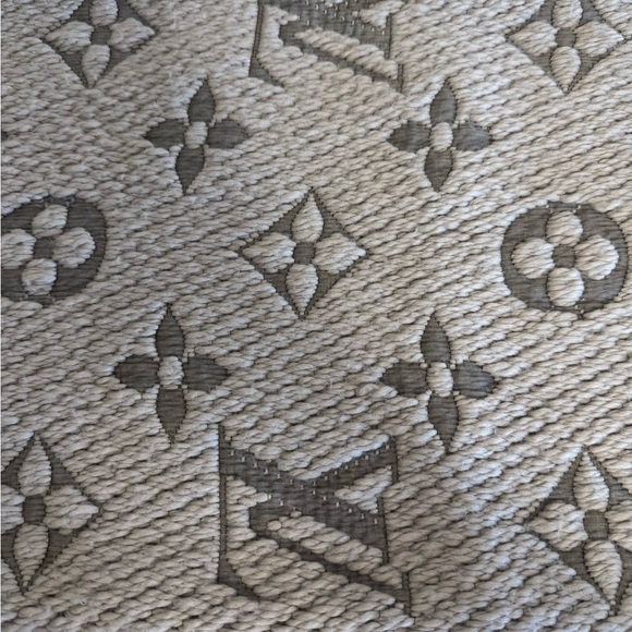 LV logomania scarf (grey) - Picture 14 of 16
